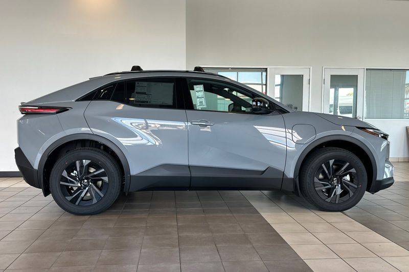 Toyota C-HR Vehicle Full-screen Gallery Image 04