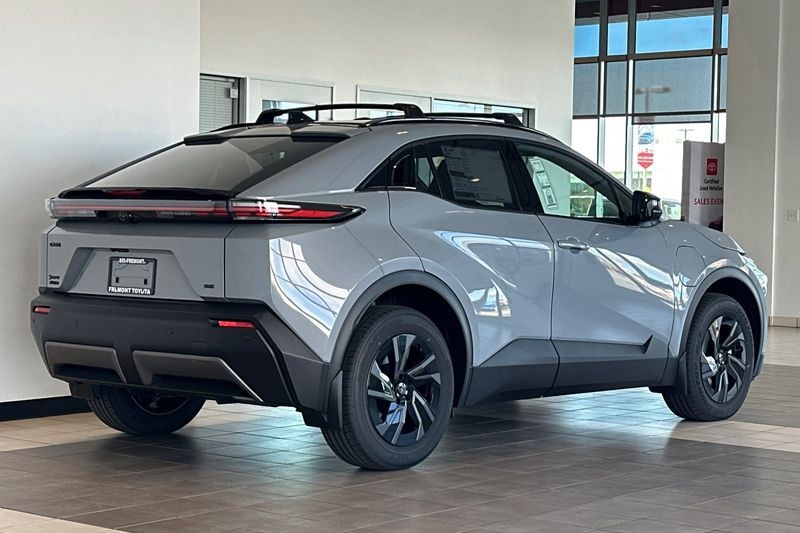 Toyota C-HR Vehicle Full-screen Gallery Image 05