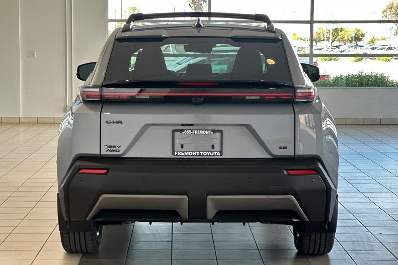 Toyota C-HR Vehicle Full-screen Gallery Image 06