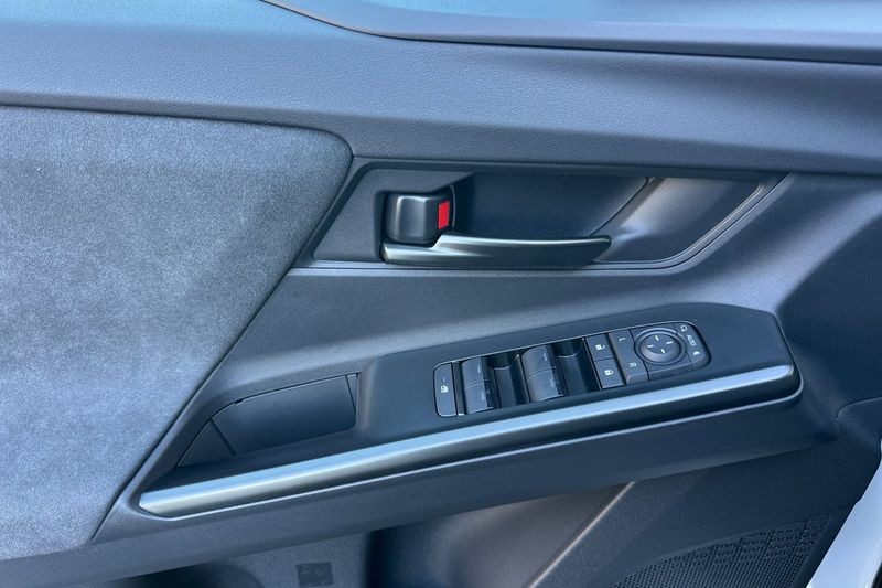 Toyota C-HR Vehicle Full-screen Gallery Image 09