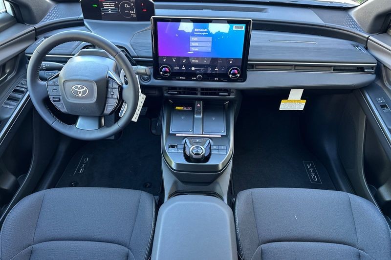 Toyota C-HR Vehicle Full-screen Gallery Image 11