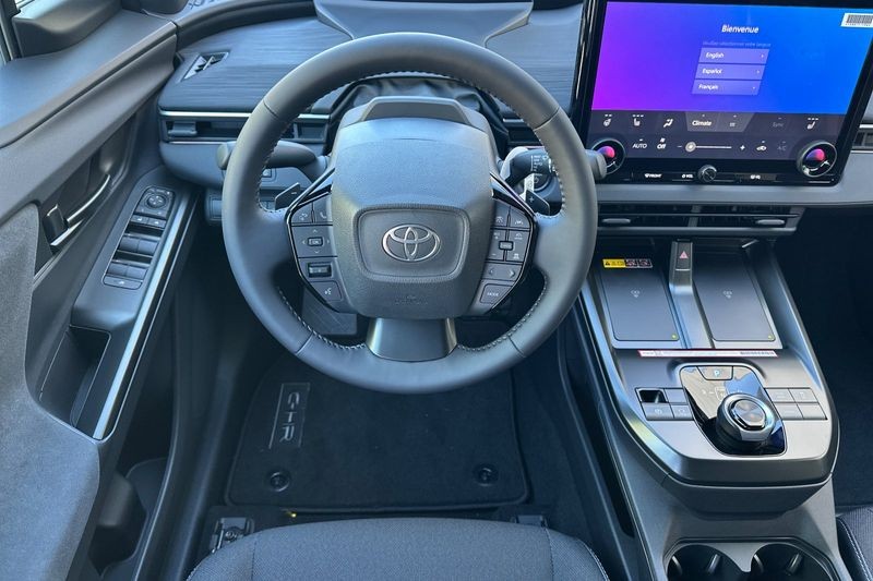 Toyota C-HR Vehicle Full-screen Gallery Image 12
