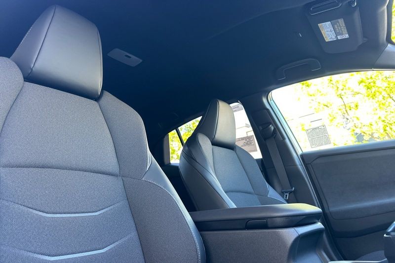 Toyota C-HR Vehicle Full-screen Gallery Image 15