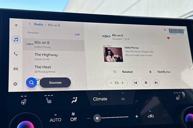 Toyota C-HR Vehicle Full-screen Gallery Image 16