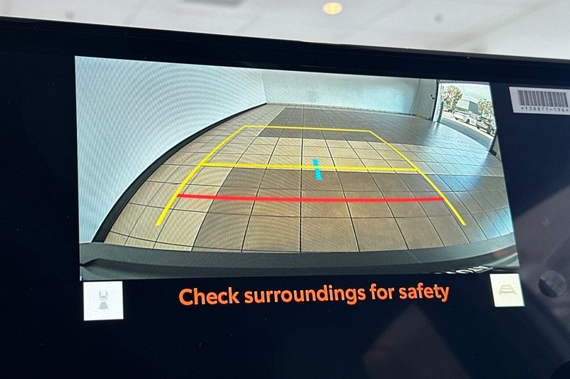 Toyota C-HR Vehicle Full-screen Gallery Image 18
