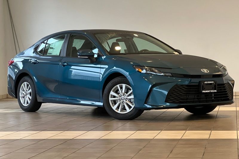 Toyota Camry Vehicle Full-screen Gallery Image 02
