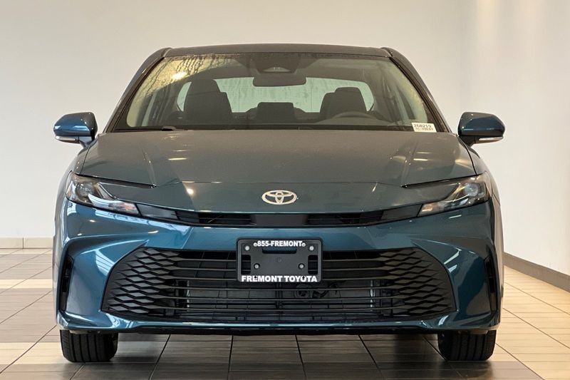 Toyota Camry Vehicle Full-screen Gallery Image 03