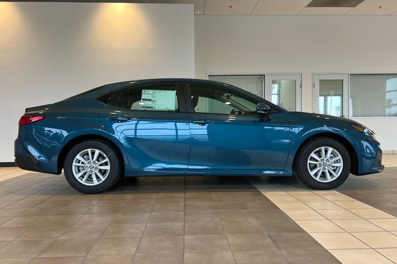 Toyota Camry Vehicle Full-screen Gallery Image 04