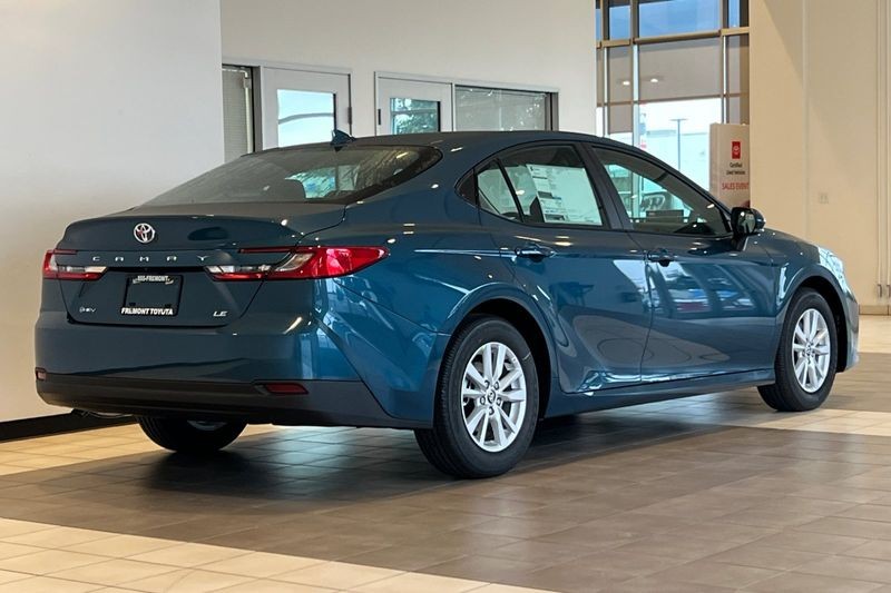 Toyota Camry Vehicle Full-screen Gallery Image 05