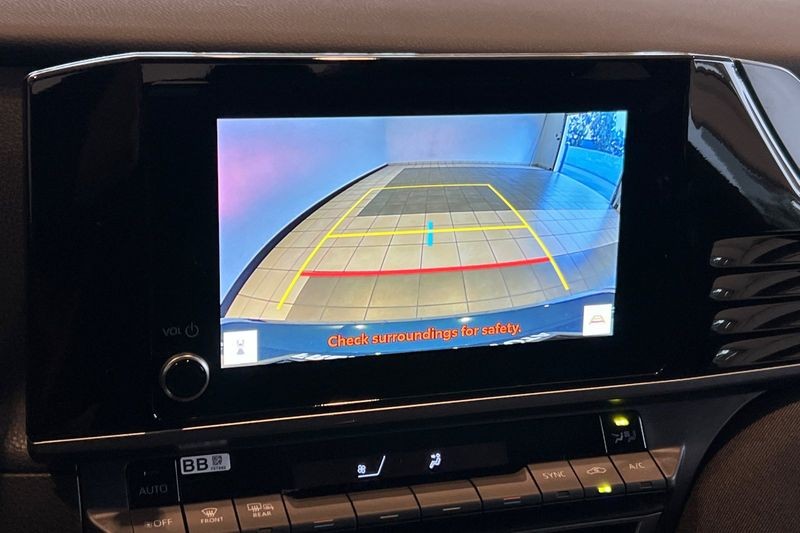 Toyota Camry Vehicle Full-screen Gallery Image 16