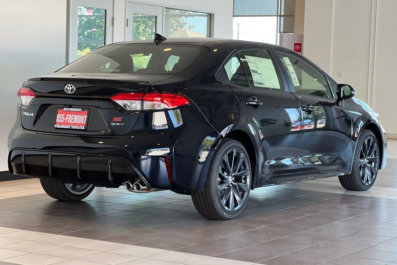Toyota Corolla Hybrid Vehicle Full-screen Gallery Image 05
