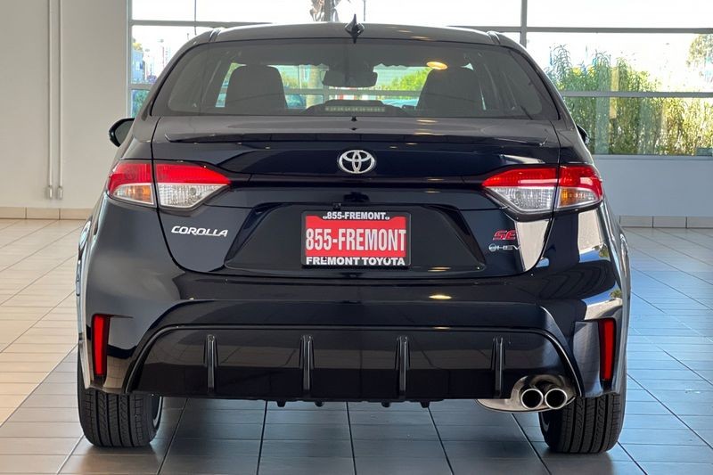 Toyota Corolla Hybrid Vehicle Full-screen Gallery Image 06