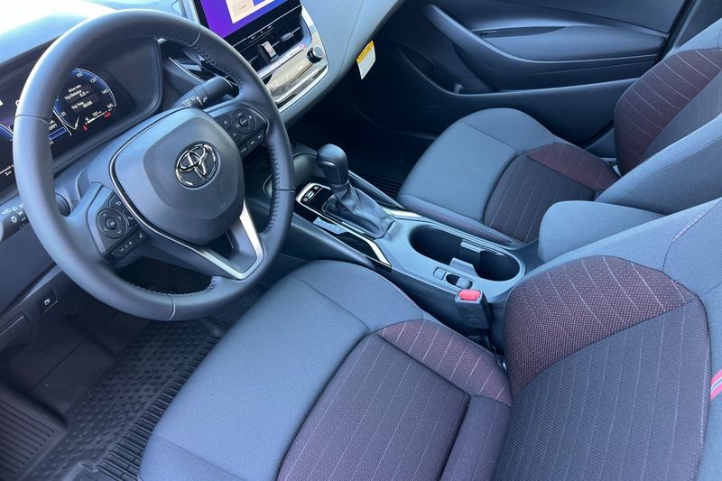 Toyota Corolla Hybrid Vehicle Full-screen Gallery Image 08