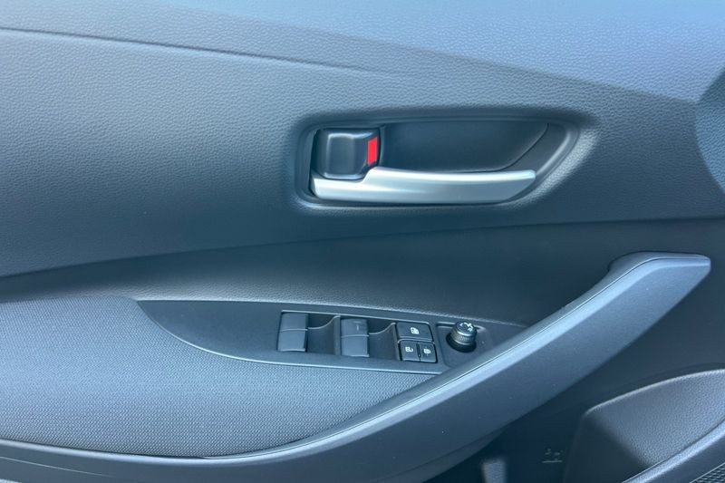 Toyota Corolla Hybrid Vehicle Full-screen Gallery Image 09