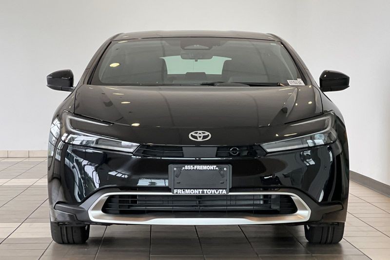 Toyota Prius Plug-In Hybrid Vehicle Full-screen Gallery Image 03