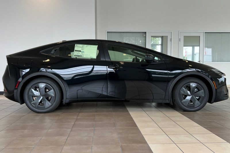 Toyota Prius Plug-In Hybrid Vehicle Full-screen Gallery Image 04