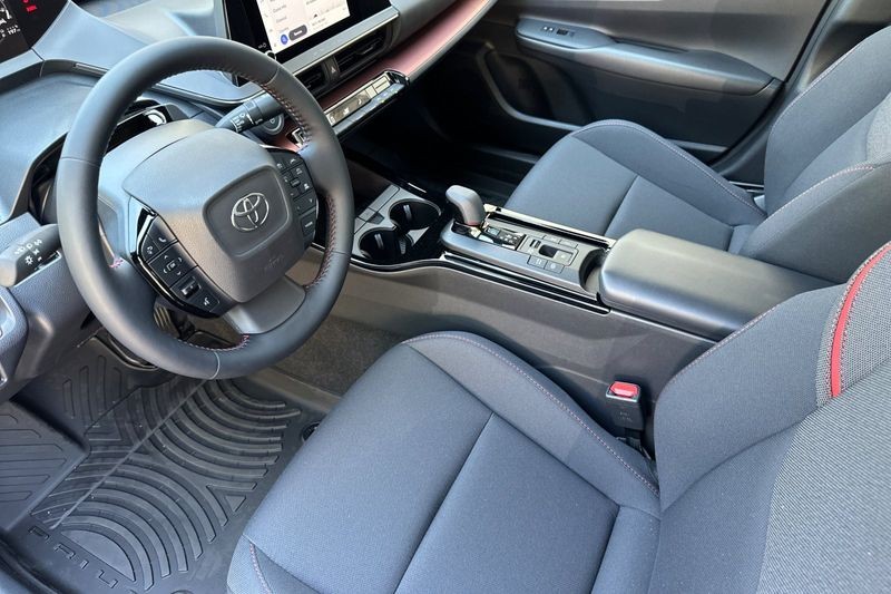 Toyota Prius Plug-In Hybrid Vehicle Full-screen Gallery Image 08