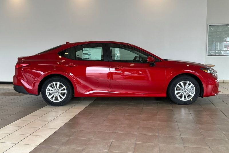 Toyota Camry Vehicle Full-screen Gallery Image 04