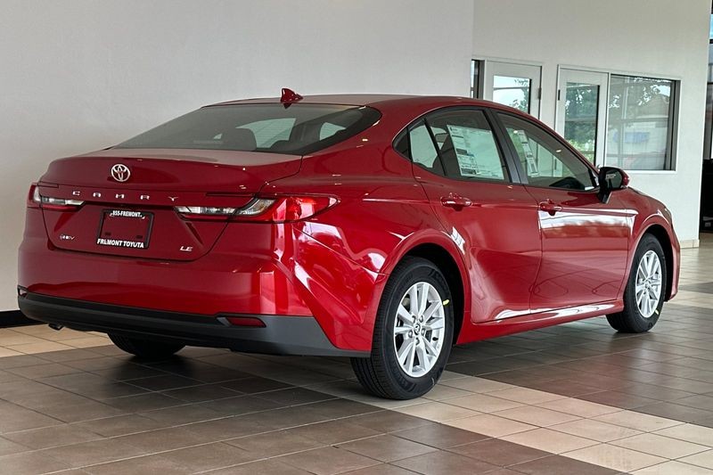 Toyota Camry Vehicle Full-screen Gallery Image 05