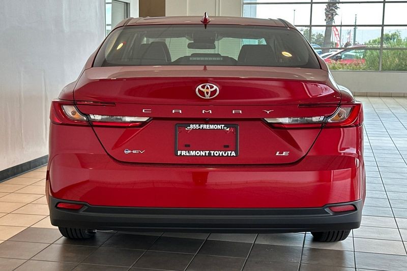 Toyota Camry Vehicle Full-screen Gallery Image 06