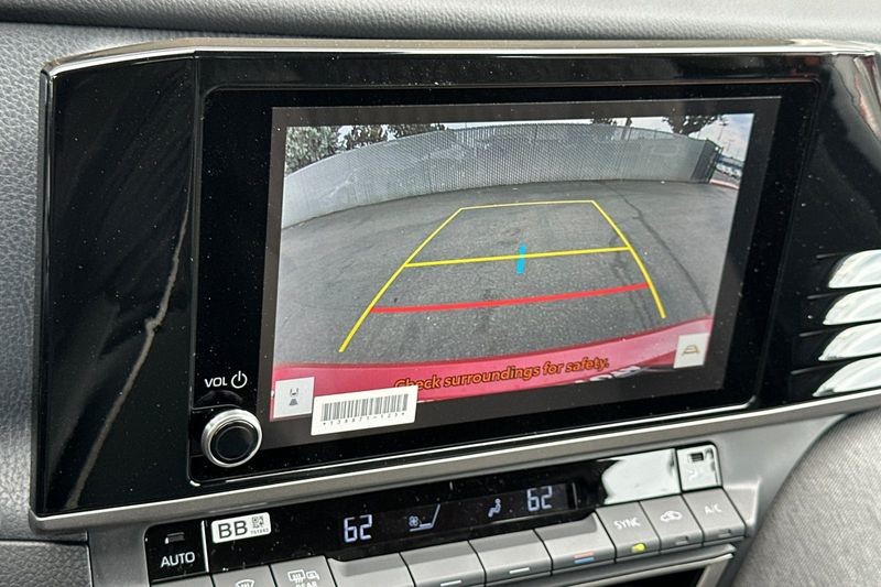 Toyota Camry Vehicle Full-screen Gallery Image 16