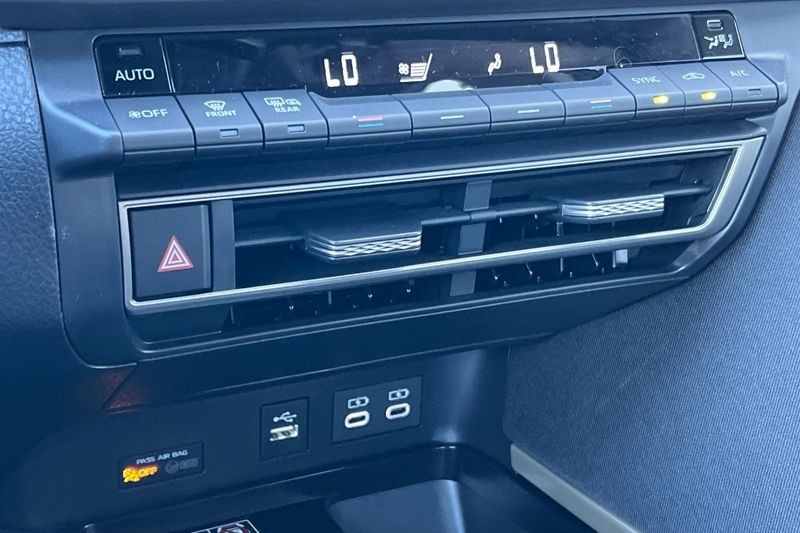 Toyota Camry Vehicle Full-screen Gallery Image 17