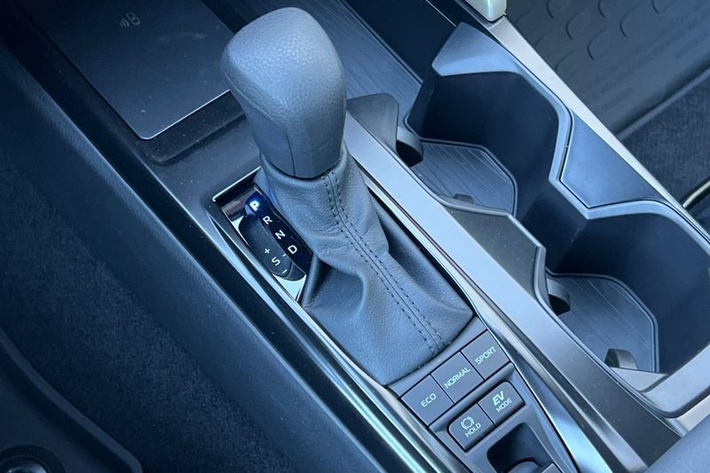 Toyota Camry Vehicle Full-screen Gallery Image 18