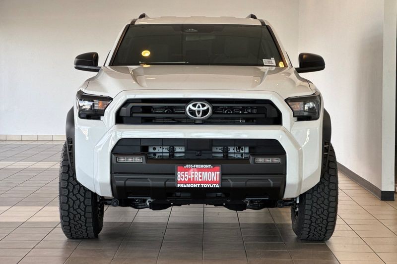Toyota 4Runner Vehicle Full-screen Gallery Image 03
