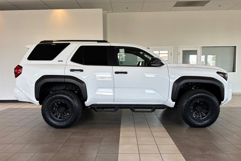 Toyota 4Runner Vehicle Full-screen Gallery Image 04