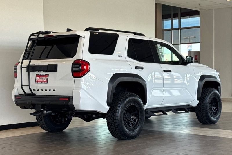 Toyota 4Runner Vehicle Full-screen Gallery Image 05
