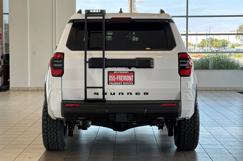 Toyota 4Runner Vehicle Full-screen Gallery Image 06