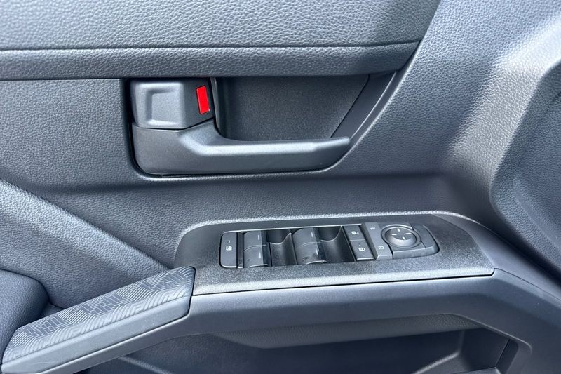 Toyota 4Runner Vehicle Full-screen Gallery Image 09
