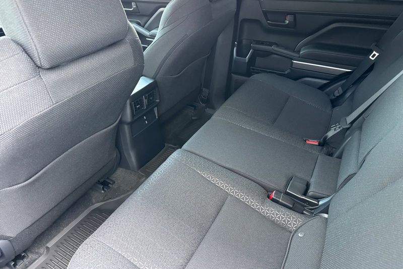 Toyota 4Runner Vehicle Full-screen Gallery Image 10