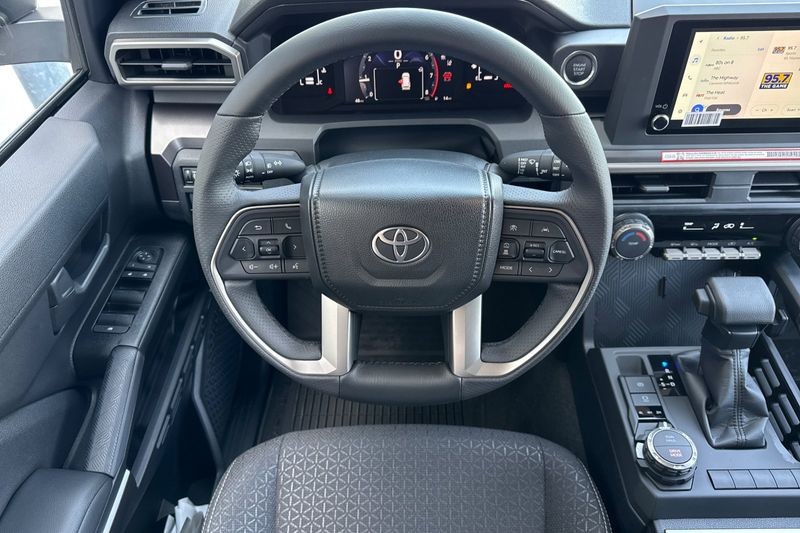 Toyota 4Runner Vehicle Full-screen Gallery Image 12