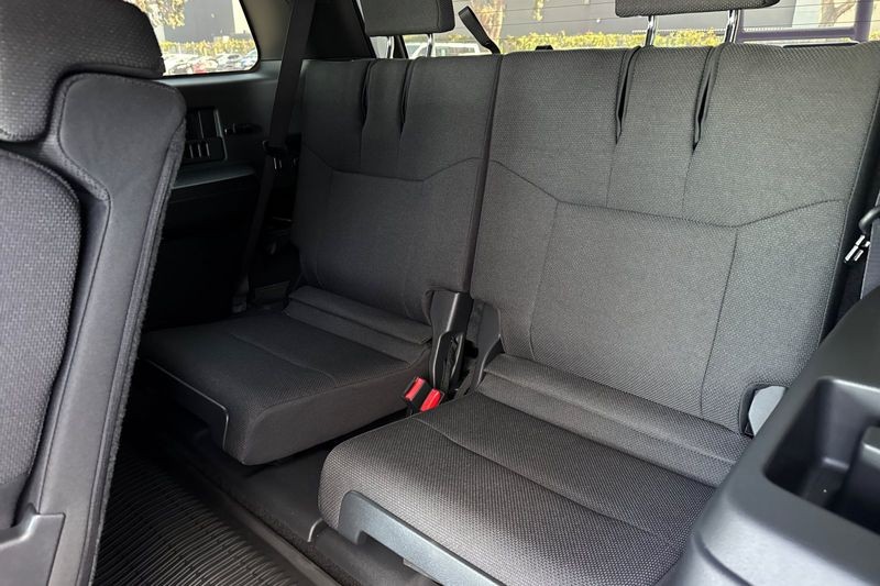 Toyota 4Runner Vehicle Full-screen Gallery Image 13