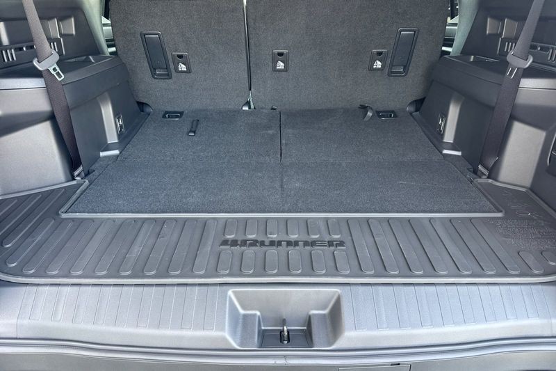 Toyota 4Runner Vehicle Full-screen Gallery Image 14