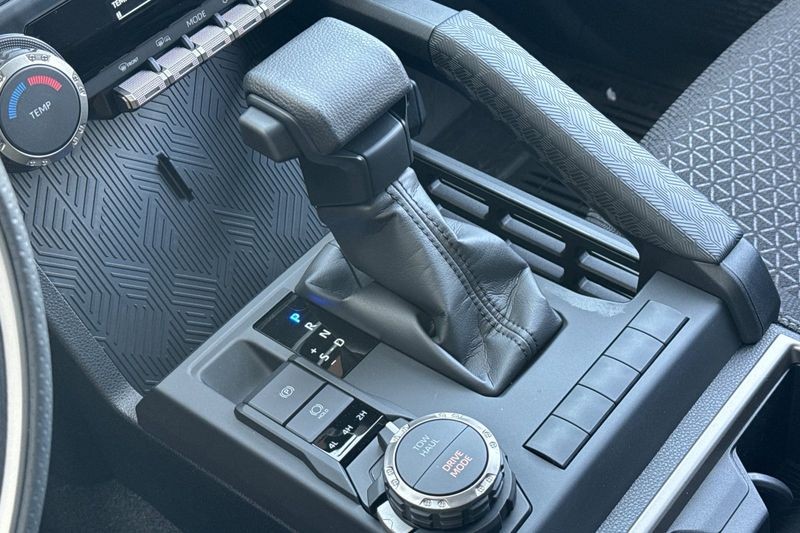 Toyota 4Runner Vehicle Full-screen Gallery Image 20