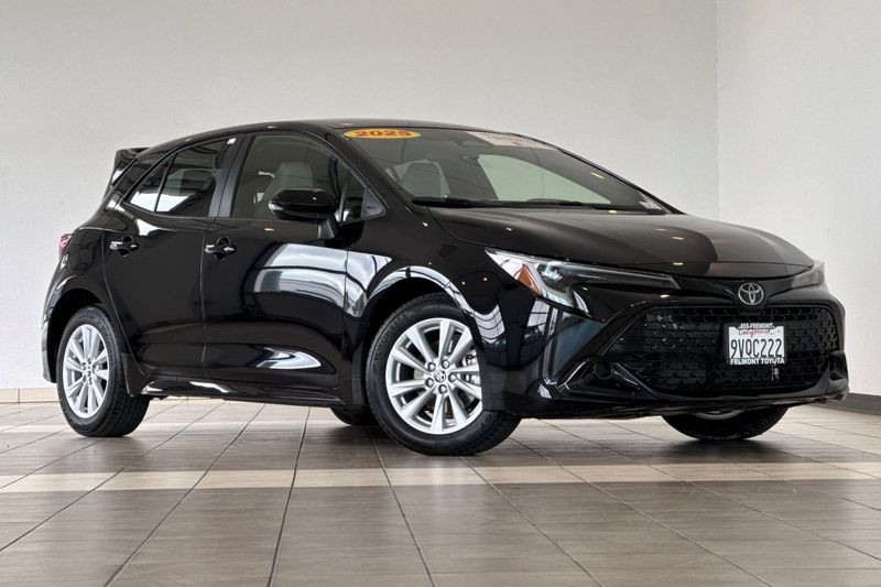 Toyota Corolla Hatchback Vehicle Full-screen Gallery Image 02
