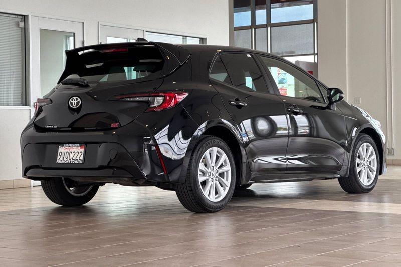 Toyota Corolla Hatchback Vehicle Full-screen Gallery Image 04