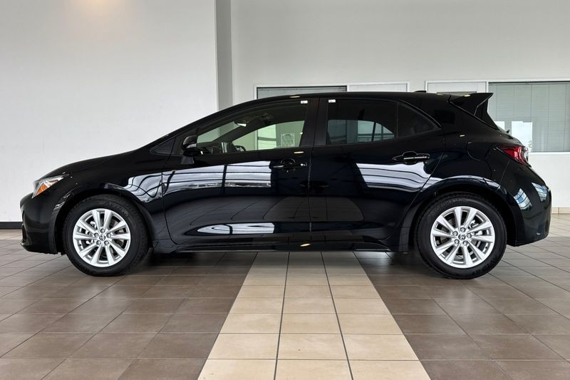 Toyota Corolla Hatchback Vehicle Full-screen Gallery Image 07