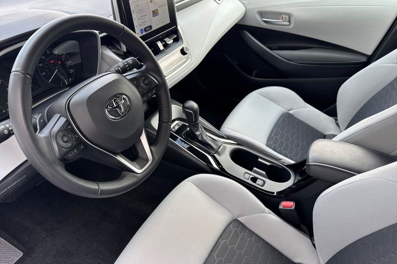 Toyota Corolla Hatchback Vehicle Full-screen Gallery Image 10