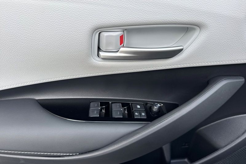 Toyota Corolla Hatchback Vehicle Full-screen Gallery Image 11