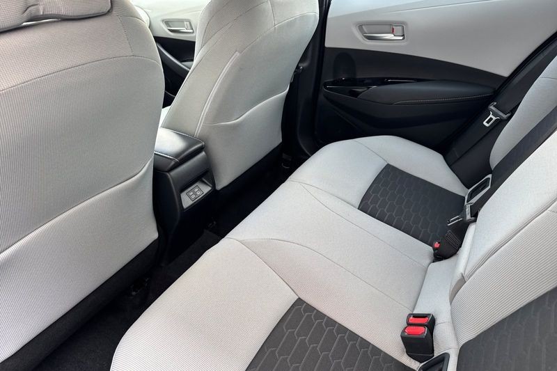 Toyota Corolla Hatchback Vehicle Full-screen Gallery Image 12