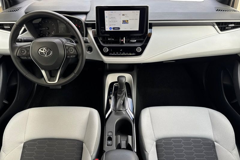 Toyota Corolla Hatchback Vehicle Full-screen Gallery Image 13