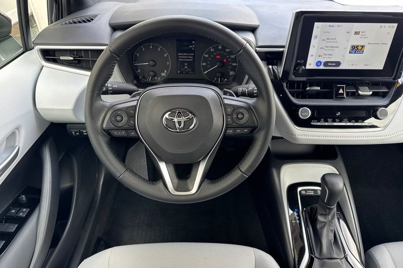 Toyota Corolla Hatchback Vehicle Full-screen Gallery Image 14