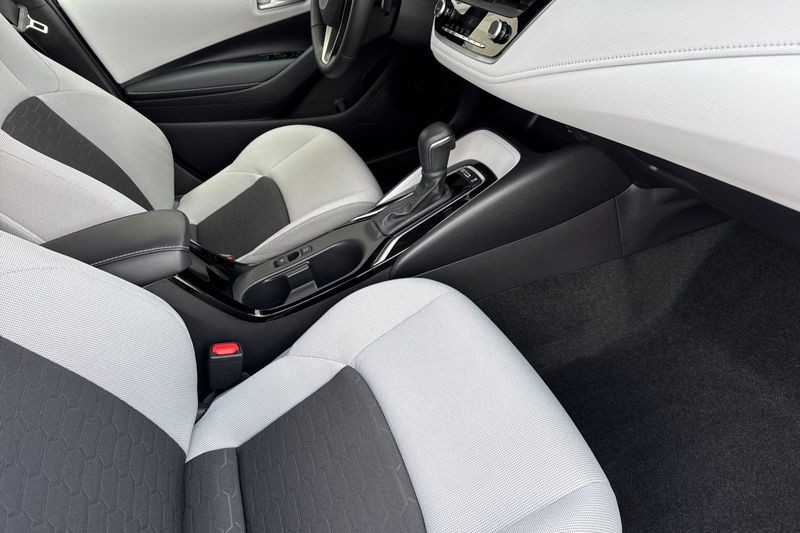 Toyota Corolla Hatchback Vehicle Full-screen Gallery Image 16