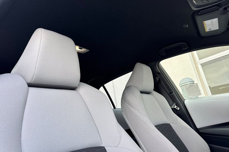 Toyota Corolla Hatchback Vehicle Full-screen Gallery Image 17