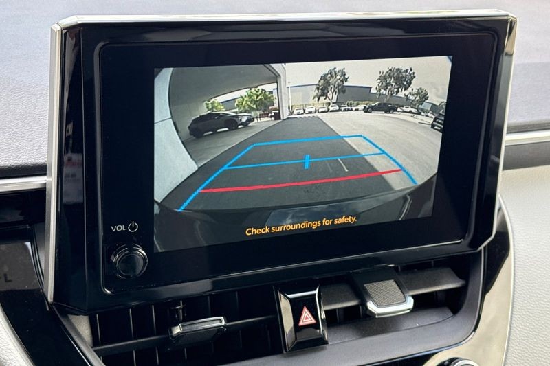 Toyota Corolla Hatchback Vehicle Full-screen Gallery Image 19