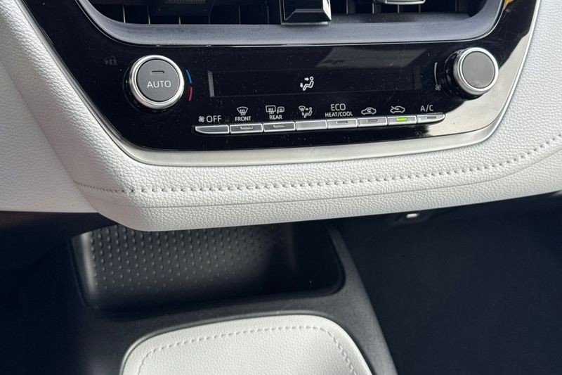 Toyota Corolla Hatchback Vehicle Full-screen Gallery Image 20