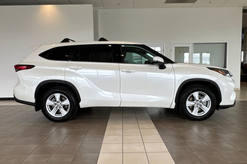 Toyota Highlander Vehicle Full-screen Gallery Image 03